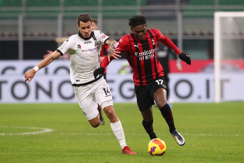 Jakub Kiwior, difensore dello Spezia, qui a duello con Leao (Getty Images)