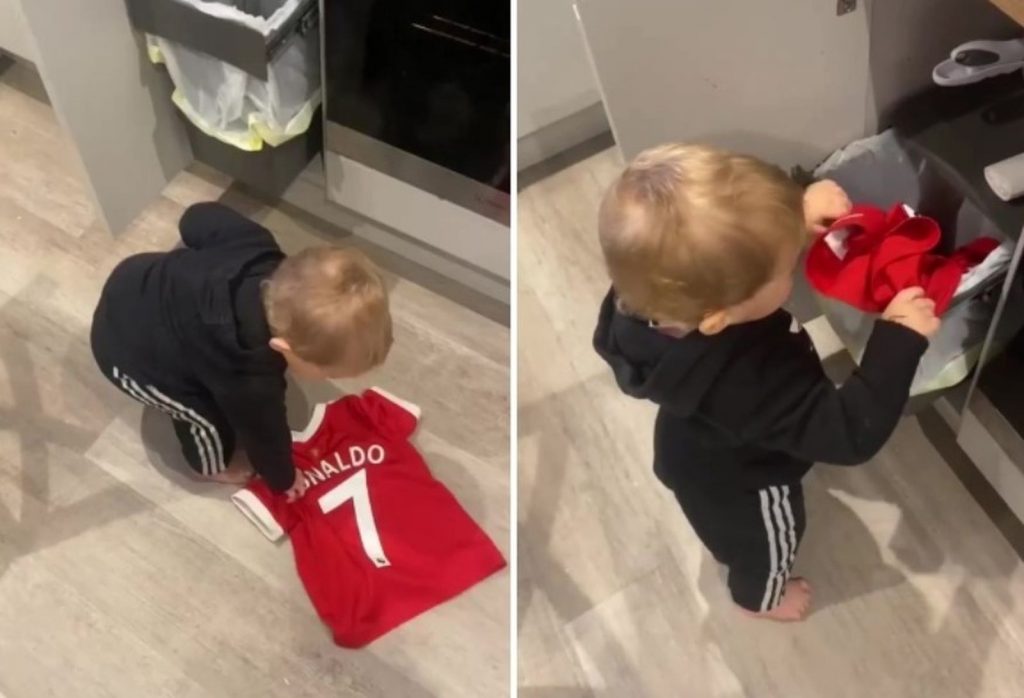 Il piccolo tifoso del Manchester United butta la maglia di Cristiano Ronaldo
