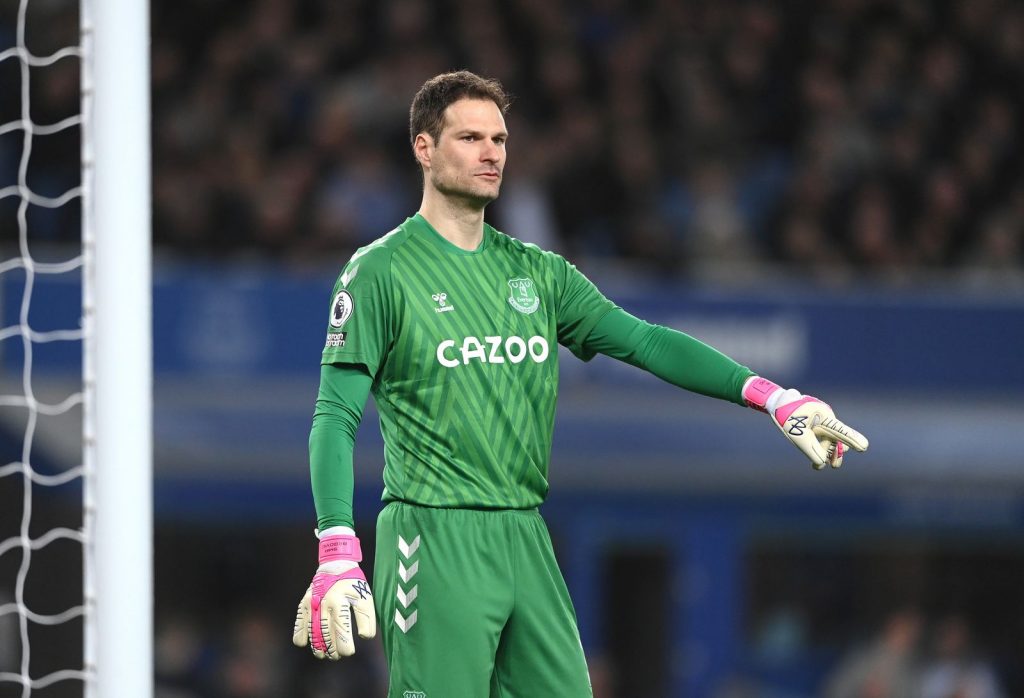 Asmir Begovic, portiere dell'Everton, seguito dal Manchester United (Getty Images)