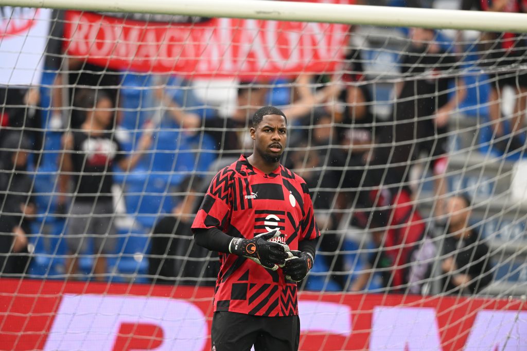 REGGIO NELL'EMILIA, ITALY - AUGUST 30: Mike Maignan of AC Milan warms up ahead before the Serie A match between US Sassuolo and AC Milan at Mapei Stadium - Citta' del Tricolore on August 30, 2022 in Reggio nell'Emilia, Italy. (Photo by Claudio Villa/AC Milan via Getty Images)