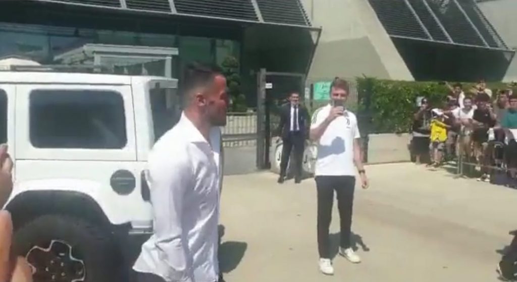 Juventus, Kostic al JMedical: foto e autografi con i tifosi | VIDEO (screen gazzetta.it)