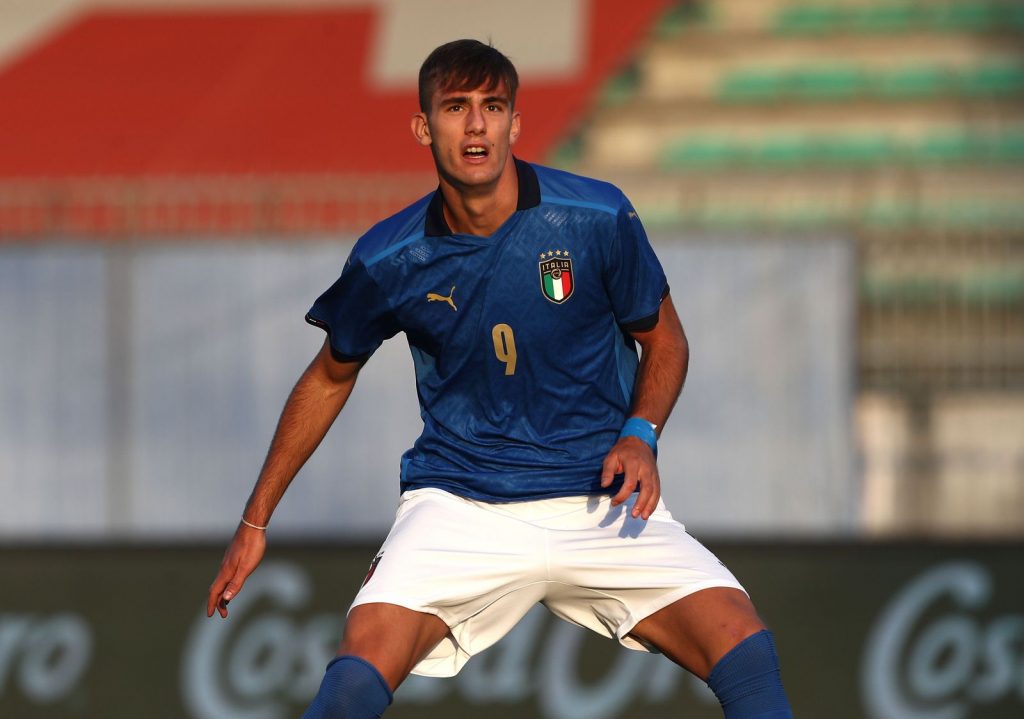 Lorenzo Lucca, nuovo attaccante dell'Ajax, qui con la maglia dell'Under-21 italiana
