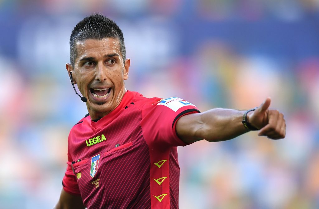 UDINE, ITALY - AUGUST 27: Referee Livio Marinelli gestures during the Serie A match between Udinese Calcio and Venezia FC at Dacia Arena on August 27, 2021 in Udine, Italy. (Photo by Alessandro Sabattini/Getty Images)