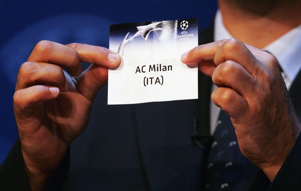 La pallina contenente il nome del Milan, estratta durante il sorteggio della Champions League (Getty Images)