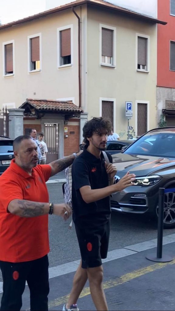 Milan, l'arrivo di alcuni calciatori rossoneri in albergo | VIDEO PM (foto pm)