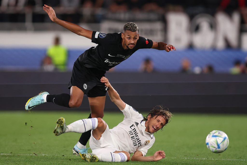 HELSINKI, FINLAND - AUGUST 10: Djibril Sow of Eintracht Frankfurt is challenged by Luka Modric of Real Madrid during the UEFA Super Cup Final 2022 between Real Madrid CF and Eintracht Frankfurt at Helsinki Olympic Stadium on August 10, 2022 in Helsinki, Finland. (Photo by Alex Grimm/Getty Images )
