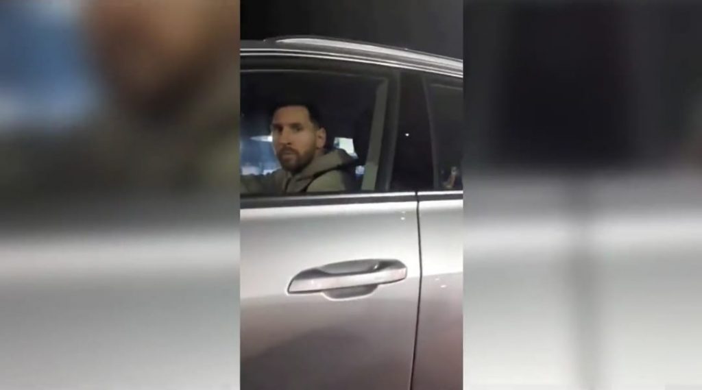Messi, un tifoso lo incontra al semaforo: ecco il siparietto | VIDEO (screen gazzetta.it)