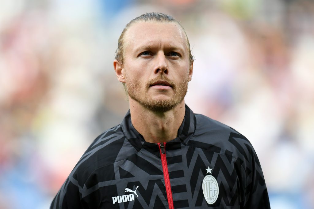 REGGIO NELL'EMILIA, ITALY - AUGUST 30: Simon Kjaer of AC Milan looks on prior to kick-off in the Serie A match between US Sassuolo and AC MIlan at Mapei Stadium - Citta' del Tricolore on August 30, 2022 in Reggio nell'Emilia, Italy. (Photo by Alessandro Sabattini/Getty Images)