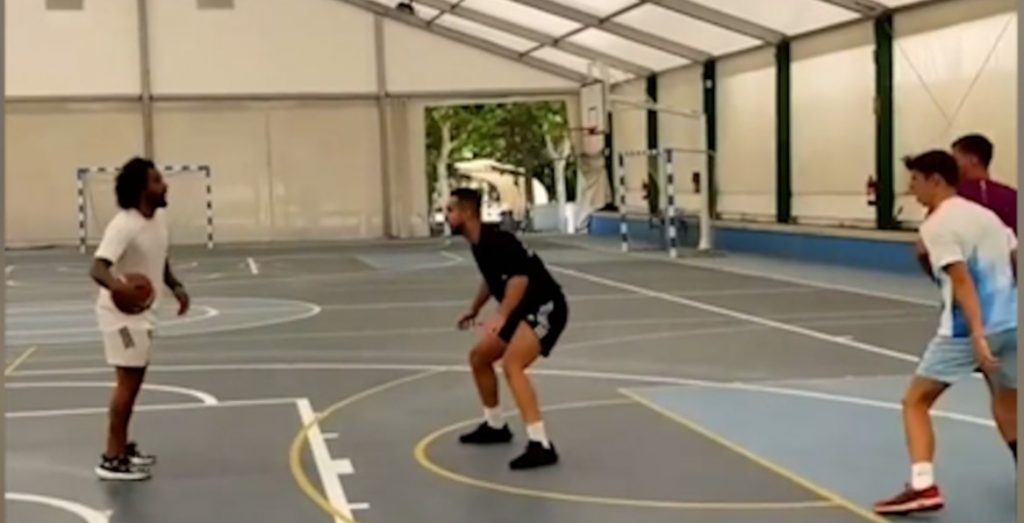 Marcelo gioca a basket in attesa di una squadra