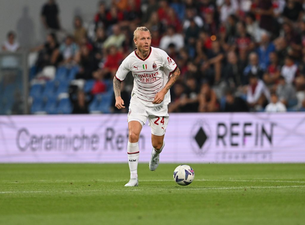 REGGIO NELL'EMILIA, ITALY - AUGUST 30: Simon Kjaer of AC Milan in action during the Serie A match between US Sassuolo and AC Milan at Mapei Stadium - Citta' del Tricolore on August 30, 2022 in Reggio nell'Emilia, Italy. (Photo by Claudio Villa/AC Milan via Getty Images)