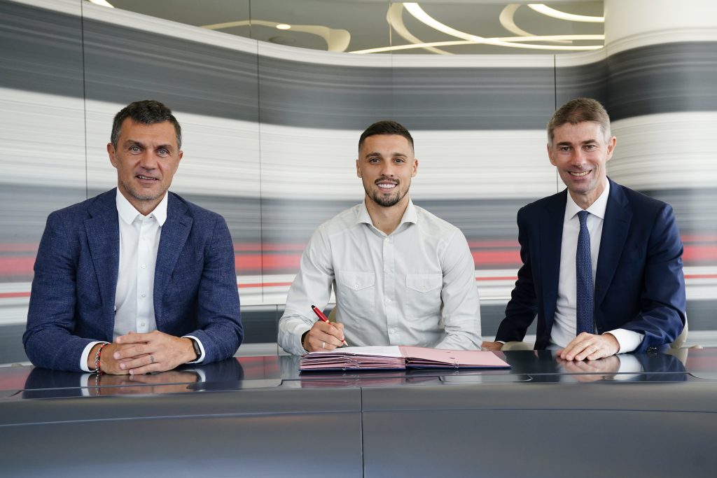 MILAN, ITALY - SEPTEMBER 08: (L-R) Paolo Maldini, Rade Krunic and Frederic Massara pose at Casa Milan on September 08, 2022 in Milan, Italy. (Photo by Pier Marco Tacca/AC Milan via Getty Images)