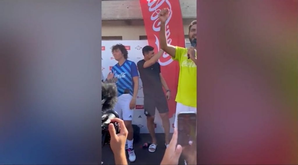 Inter, Zanetti scatenato: l'ex capitano canta l'inno nerazzurro | VIDEO (screen gazzetta.it)