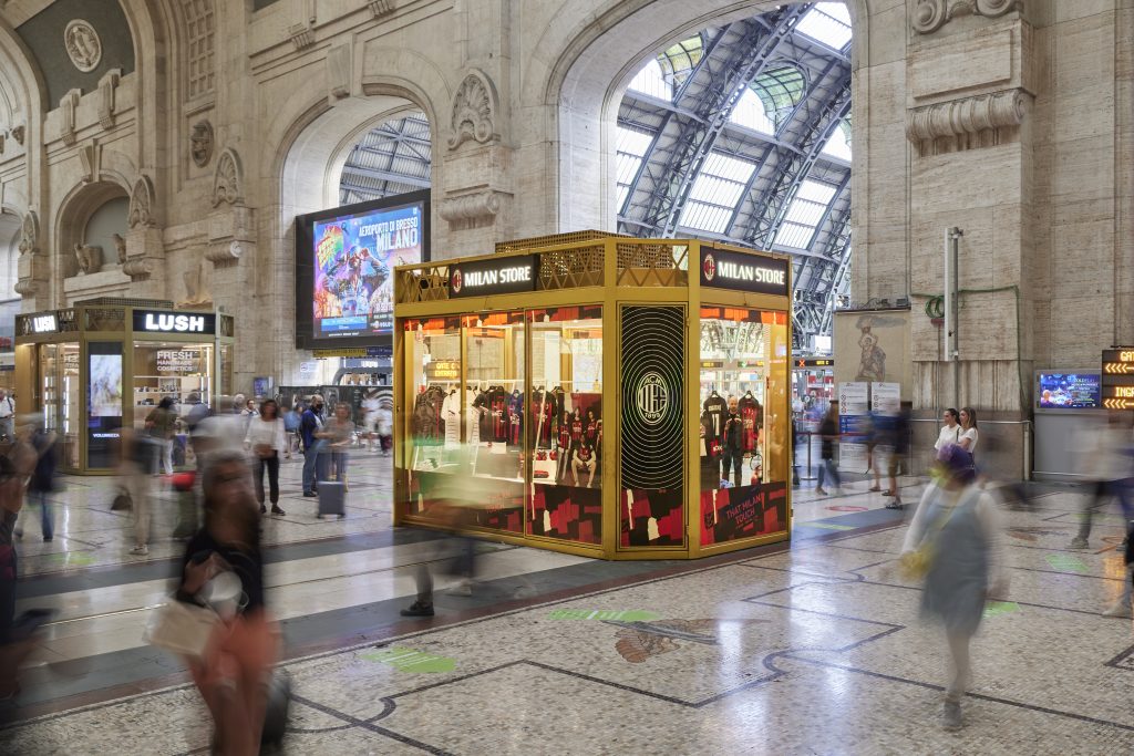 Milan, inaugurato il nuovo pop-up store rossonero nella stazione di Milano centrale (foto acmilan)