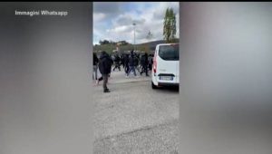 Scontri tra tifosi di Roma e Napoli