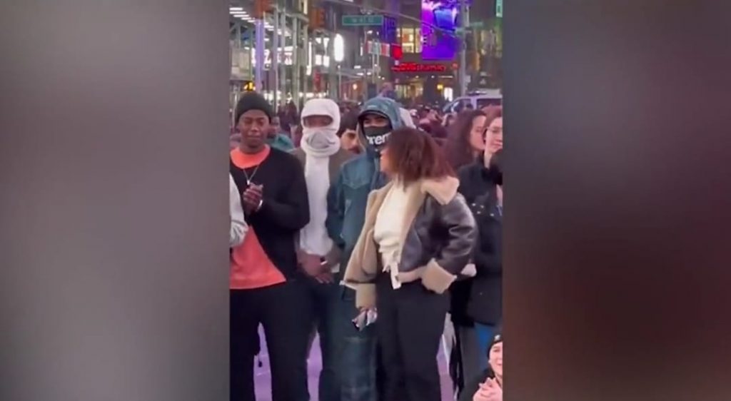 Mbappe e Hakimi in incognito tra la gente a Times Square | VIDEO (screen gazzetta.it)