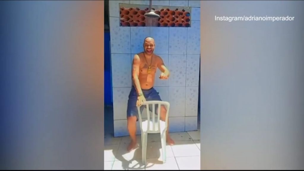 Adriano, il balletto dell'imperatore sotto la doccia diventa virale | VIDEO (screen gazzetta.it)