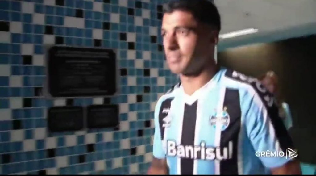Gremio, incredibile accoglienza dei tifosi per Suarez | VIDEO (screen gazzetta.it)