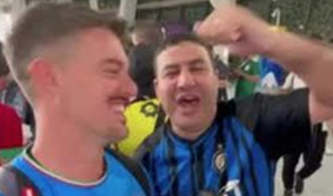 Milan-Inter 0-3, "Forza Milan": il tifoso ha la maglia nerazzurra | VIDEO (screen gazzetta.it)
