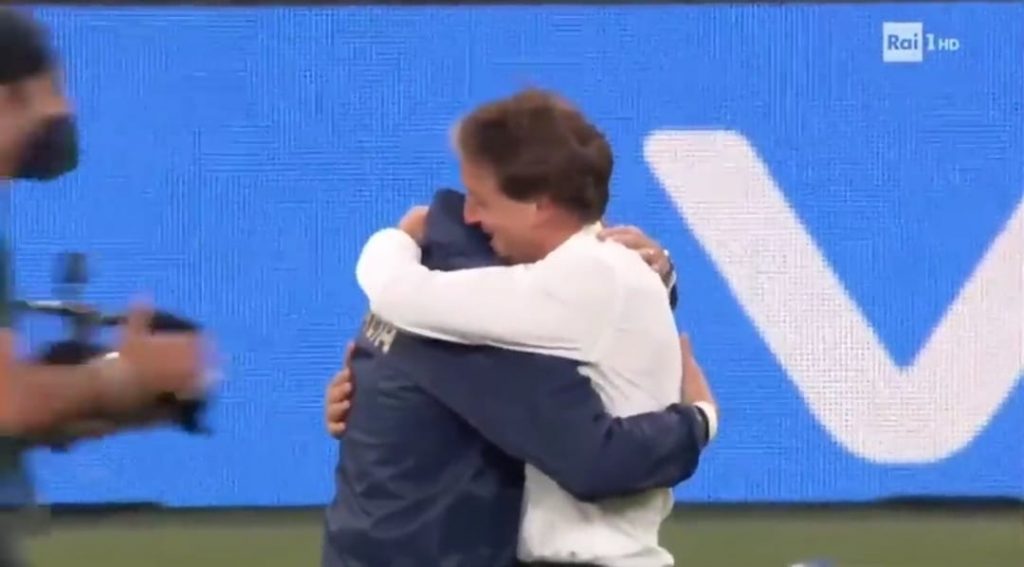Addio Vialli: l'abbraccio con Mancini dopo la vittoria a Wembley | VIDEO (screen gazzetta.it)