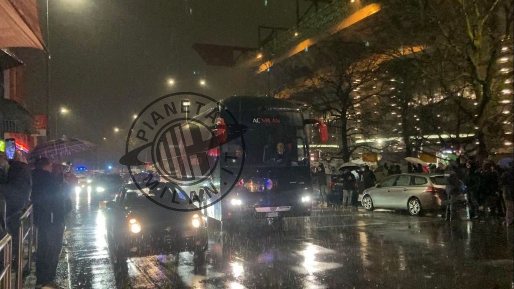 Milan-Roma pullman rossonero San Siro