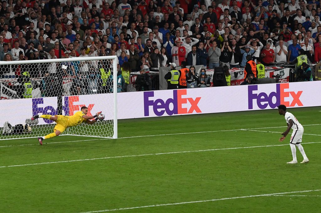 Gianluigi Donnarumma para il rigore a Saka (getty images)