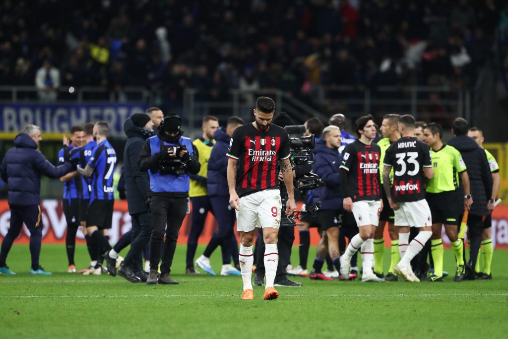 Olivier Giroud, deluso dopo la sconfitta del Milan contro l'Inter (getty images)
