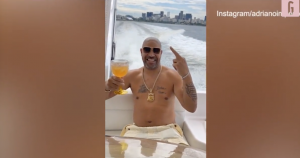 L'ex Inter, Adriano fa il dito medio in barca | VIDEO (screen gazzetta.it)