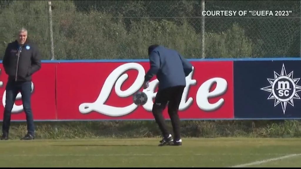 Napoli, Spalletti show in allenamento: ecco i suoi palleggi | VIDEO (screen gazzetta.it)