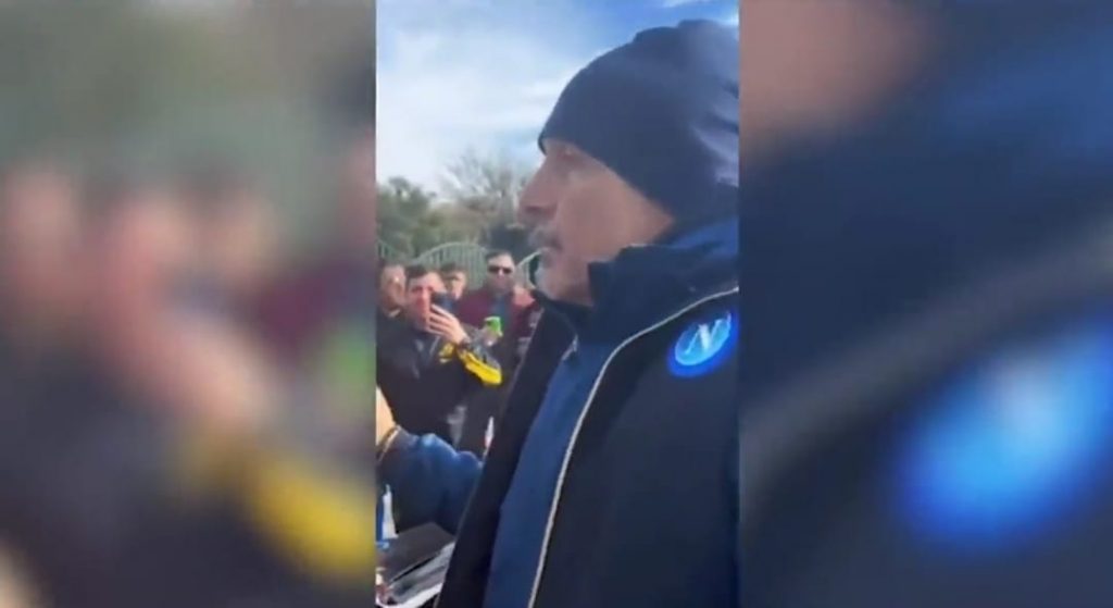 Napoli, Spalletti sgrida un tifoso: "Sembri un bambino!" | VIDEO (screen gazzetta.it)