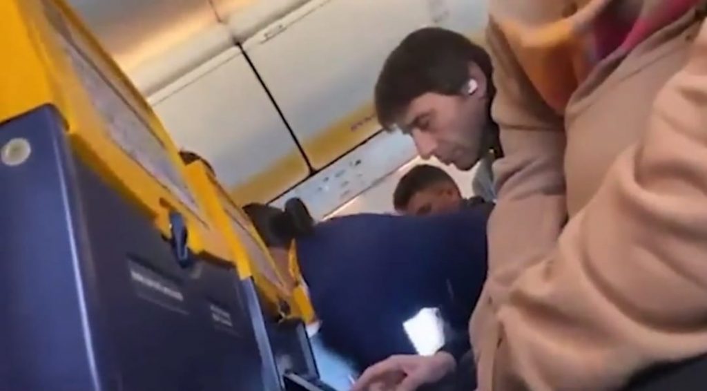 Conte, che umiltà! Torna in Italia con un volo low cost | VIDEO (screen gazzetta.it)