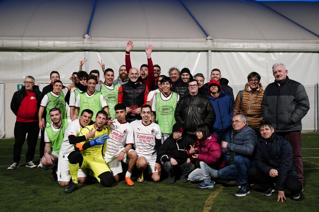 Stefano Pioli in compagni dei ragazzi del Vharese (foto acmilan)