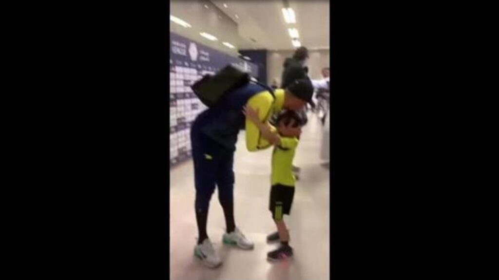 Cristiano Ronaldo, bimbo esulta col 'Siuu' e lui gli dà un bacio | VIDEO (screen gazzetta.it)