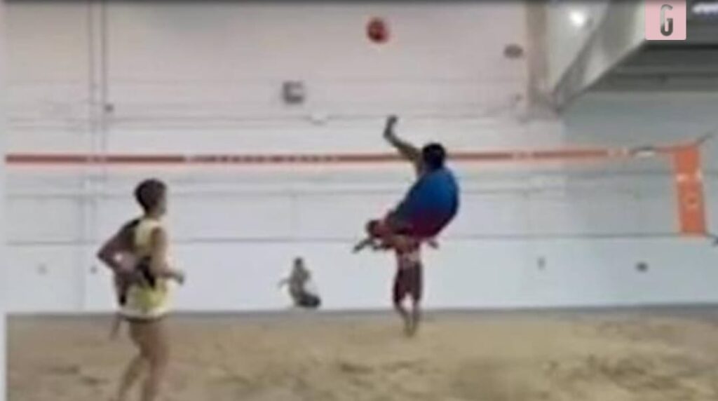 Ex Milan - Ronaldinho, vero e proprio show a footvolley! | VIDEO (screen gazzetta.it)