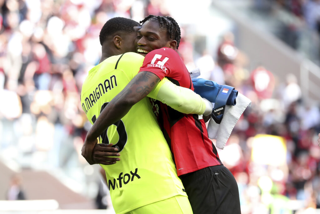 Mike Maignan e Rafael Leao, calciatori del Milan (getty images)