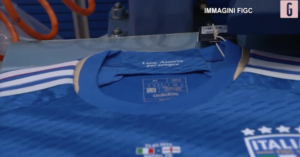 Italia-Inghilterra, azzurri in campo con dedica a Vialli | VIDEO (screen Gazzetta.it)