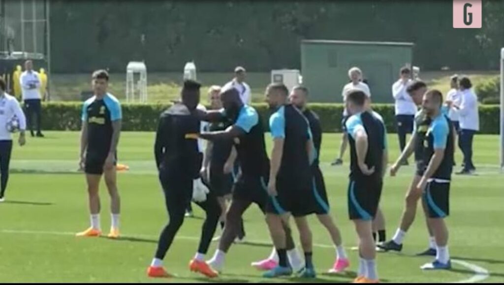 Inter, animi tesi ad Appiano: scoppia una lite tra Onana e Brozovic | VIDEO (screen gazzetta.it)