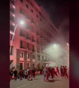 Napoli-Milan, cori e fumogeni sotto l'hotel rossonero | PM VIDEO