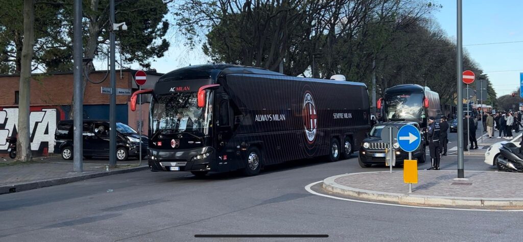 Bologna-Milan, i rossoneri lasciano lo Stadio 'Dall'Ara' (foto pm)