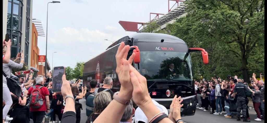 VIDEO -Milan-Lecce, pullman rossonero arrivato a San Siro | PM News