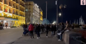 Napoli-Milan, cori e rumore sotto l'hotel rossonero | VIDEO (screen gazzetta.it)