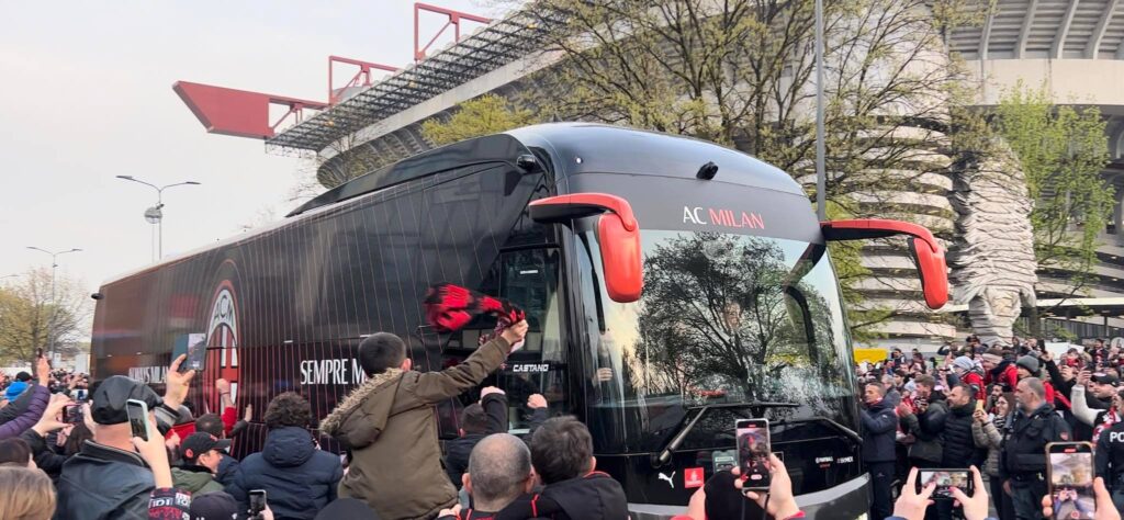 Milan-Empoli, pullman rossonero arrivato allo Stadio 'San Siro' | PM VIDEO