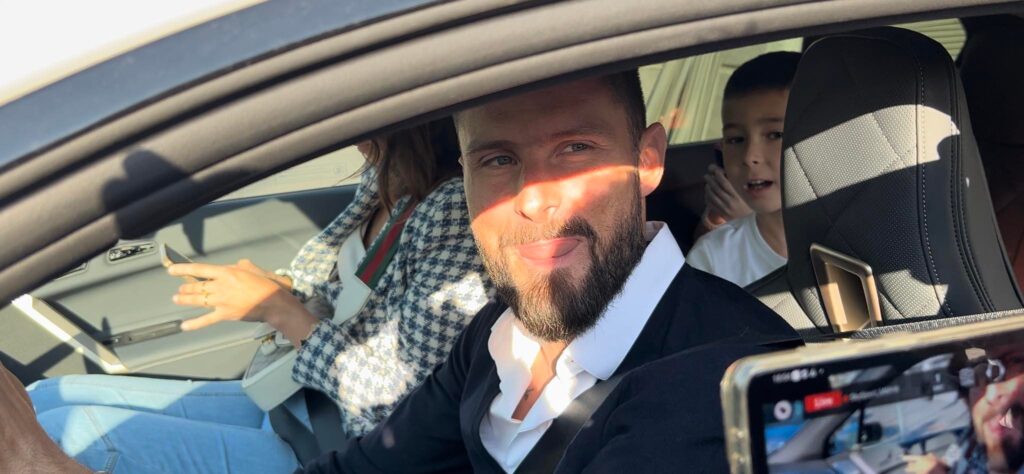 Giroud all'uscita di Casa Milan