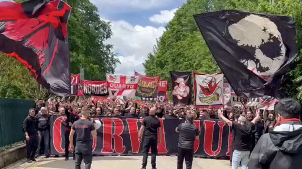 Milan, Curva Sud: "Sempre insieme a te sarò..." | PM VIDEO