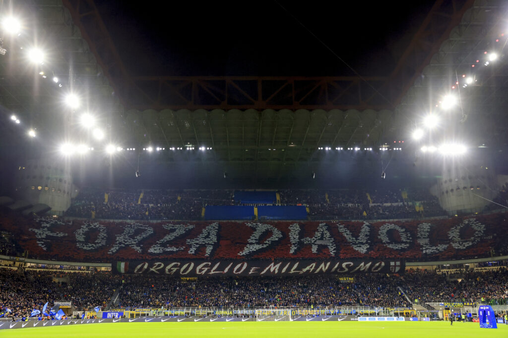 La coreografia dei tifosi del Milan in occasione dell'ultimo derby contro l'Inter (getty images)