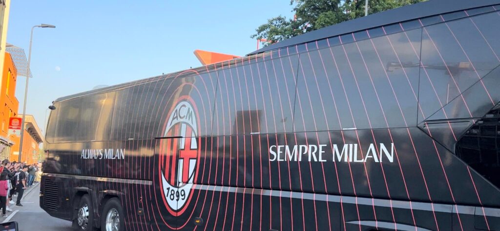 VIDEO - Milan-Cremonese, il pullman rossonero è a San Siro | PM News