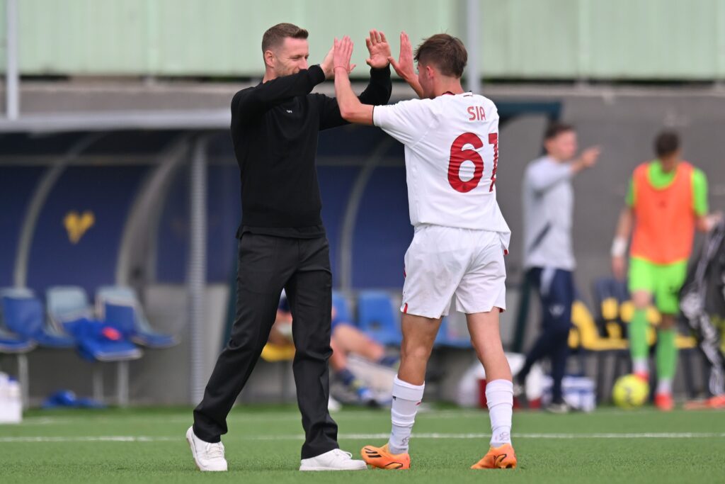 Ignazio Abate e Diego Sia, allenatore e attaccante del Milan primavera (getty images)