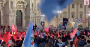 Napoli, festa Scudetto: celebrazioni anche al Duomo | VIDEO (Screnn Gazzetta.it)