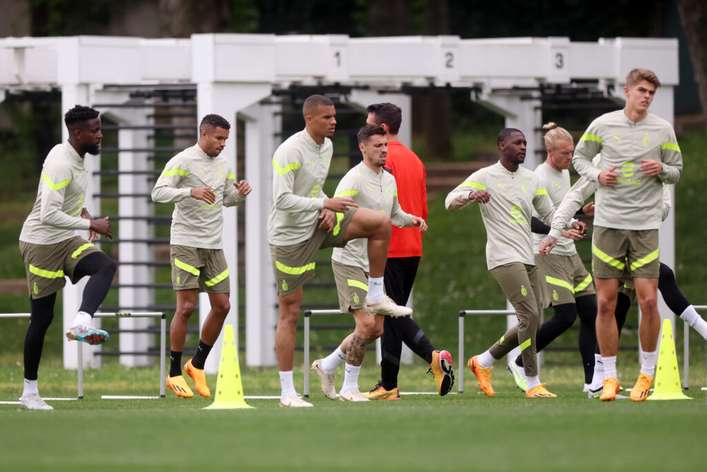 Calciatori del Milan impegnati durante una seduta di allenamento (getty images)