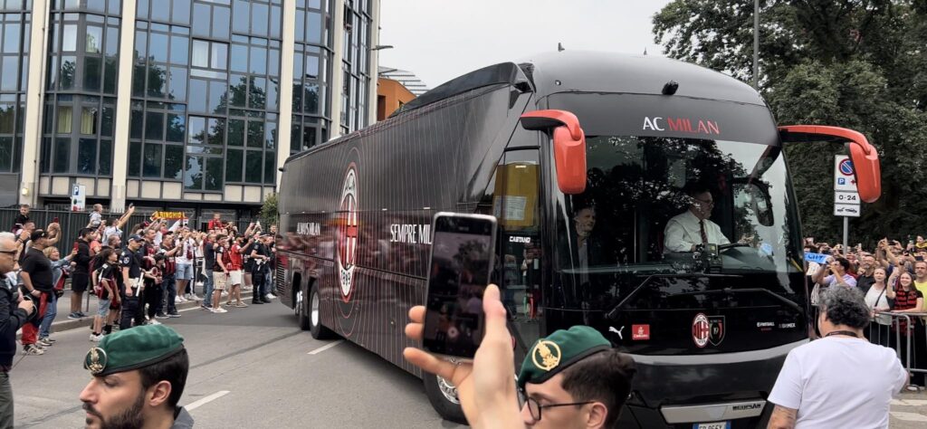 VIDEO - Milan-Verona, pullman rossonero a San Siro | Serie A News (foto pm)