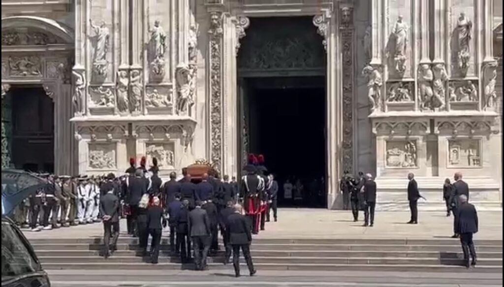 Funerali Berlusconi, arrivato il feretro alla Chiesa del Duomo (foto pm)